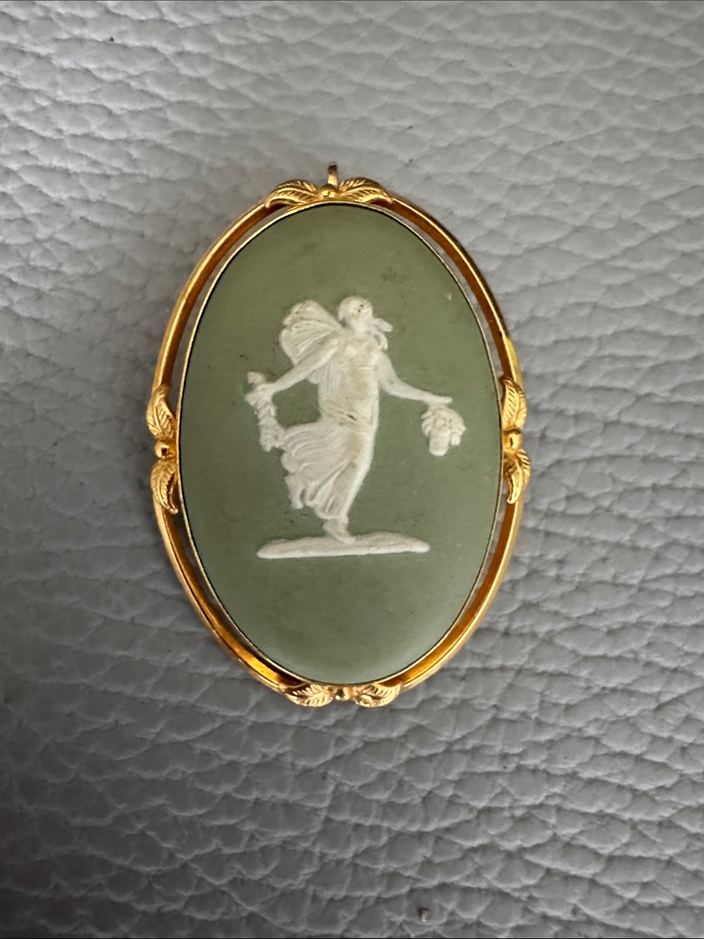 VAN DELL 12K GOLD FILLED GREEN SAGE WEDGEWOOD ENGLAND CAMEO BROOCH PIN PENDANT